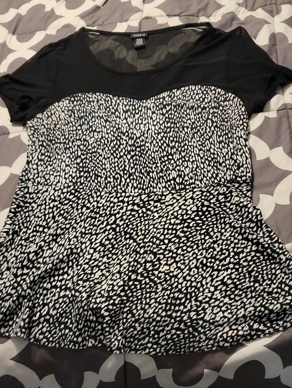 torrid Black & White Size 1 Animal Print Peplum Tee Plus Size